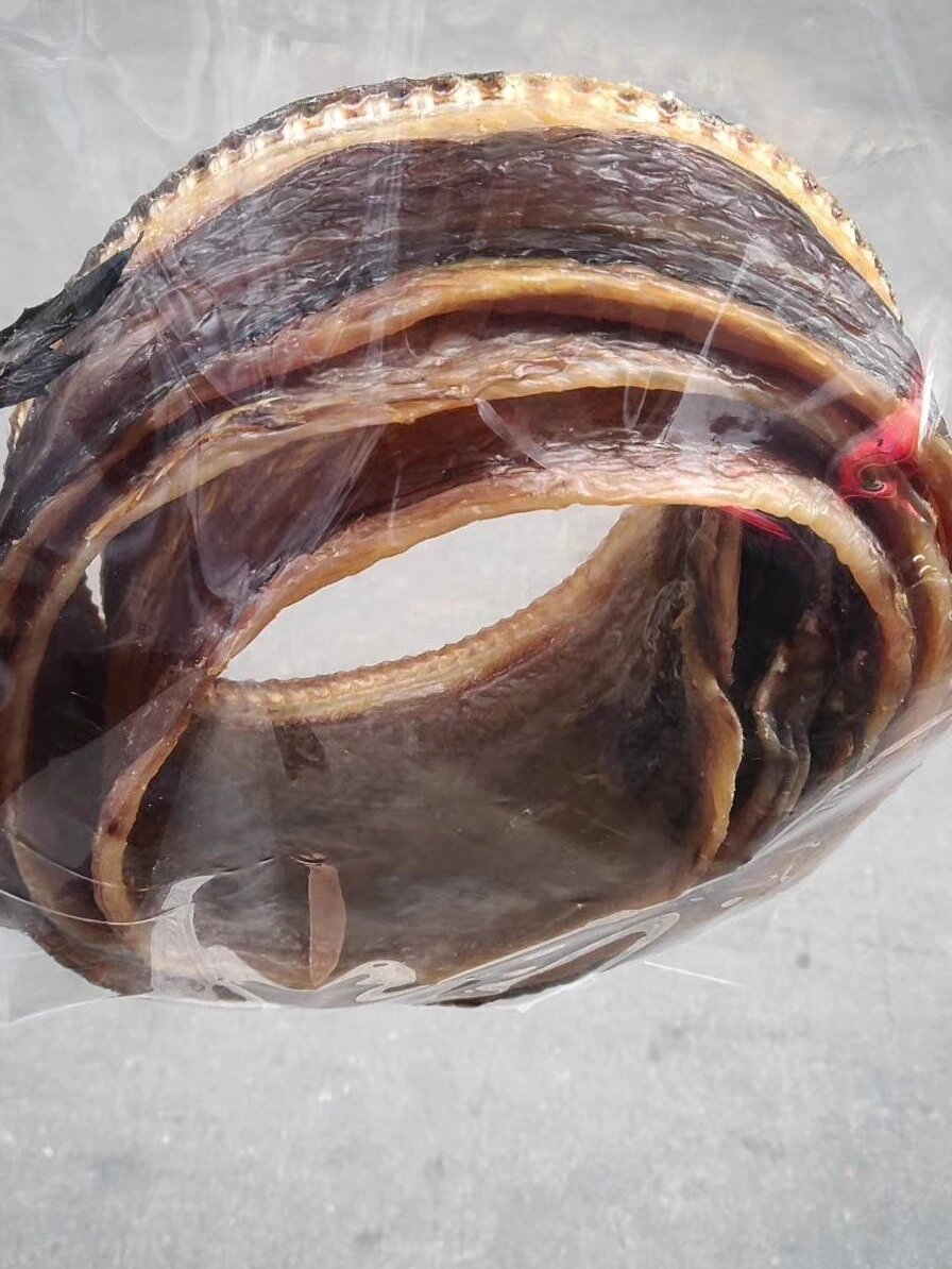 将油鳗干切条,热水泡10分钟,淘洗2次,可连骨带肉一起酥炸吃.2.