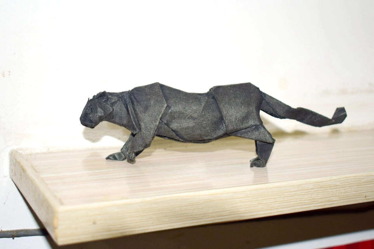 折纸黑豹 胜田恭平的作品,初折,用纸35厘米里纸.
