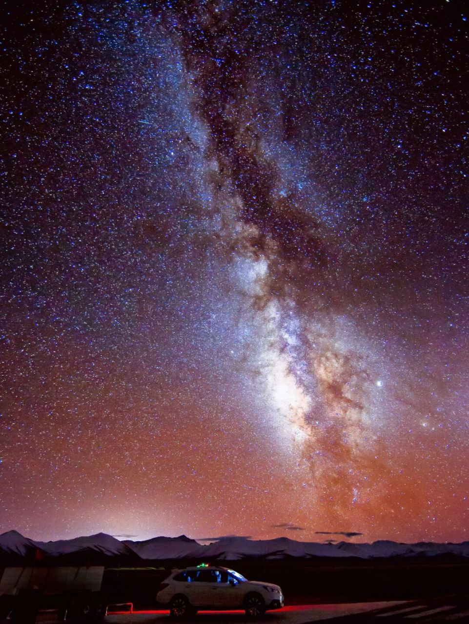 夜晚的纳木错,召集繁星,比李白诗里"手可摘星辰"更近.