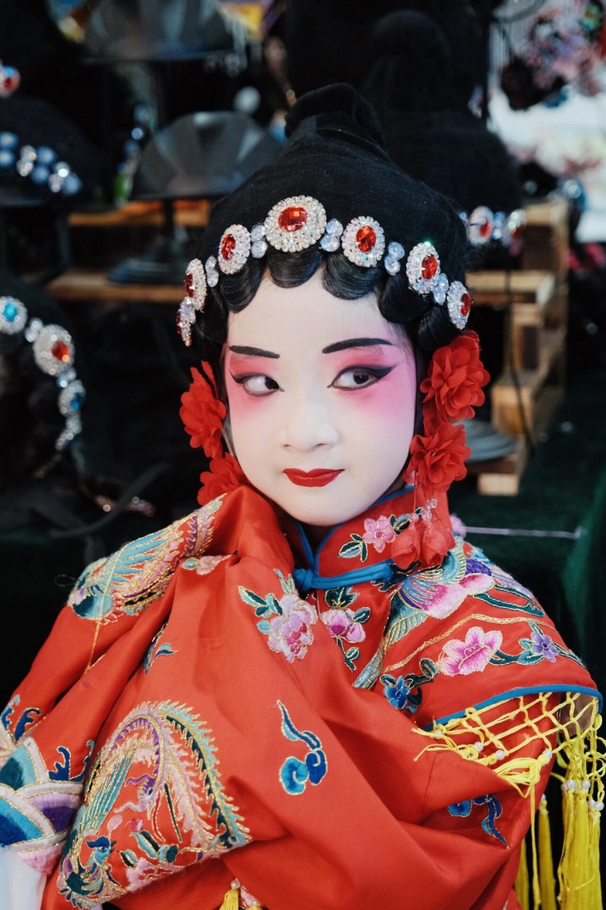 来成都川剧变脸是必须看的,看完川剧后再体验了一把戏服妆造,体验值
