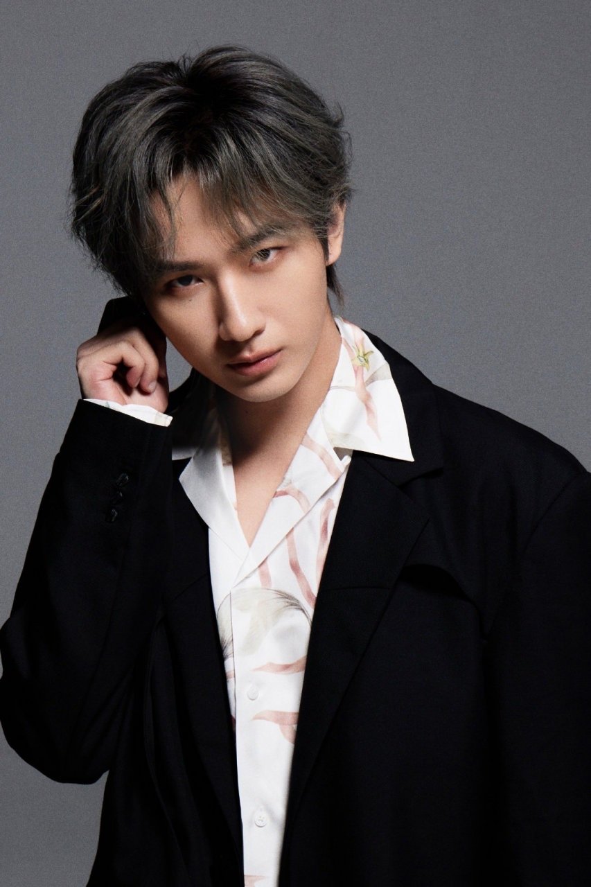 李宏毅黑西装国风衬衫造型# 李宏毅这身造型给我帅清醒了!