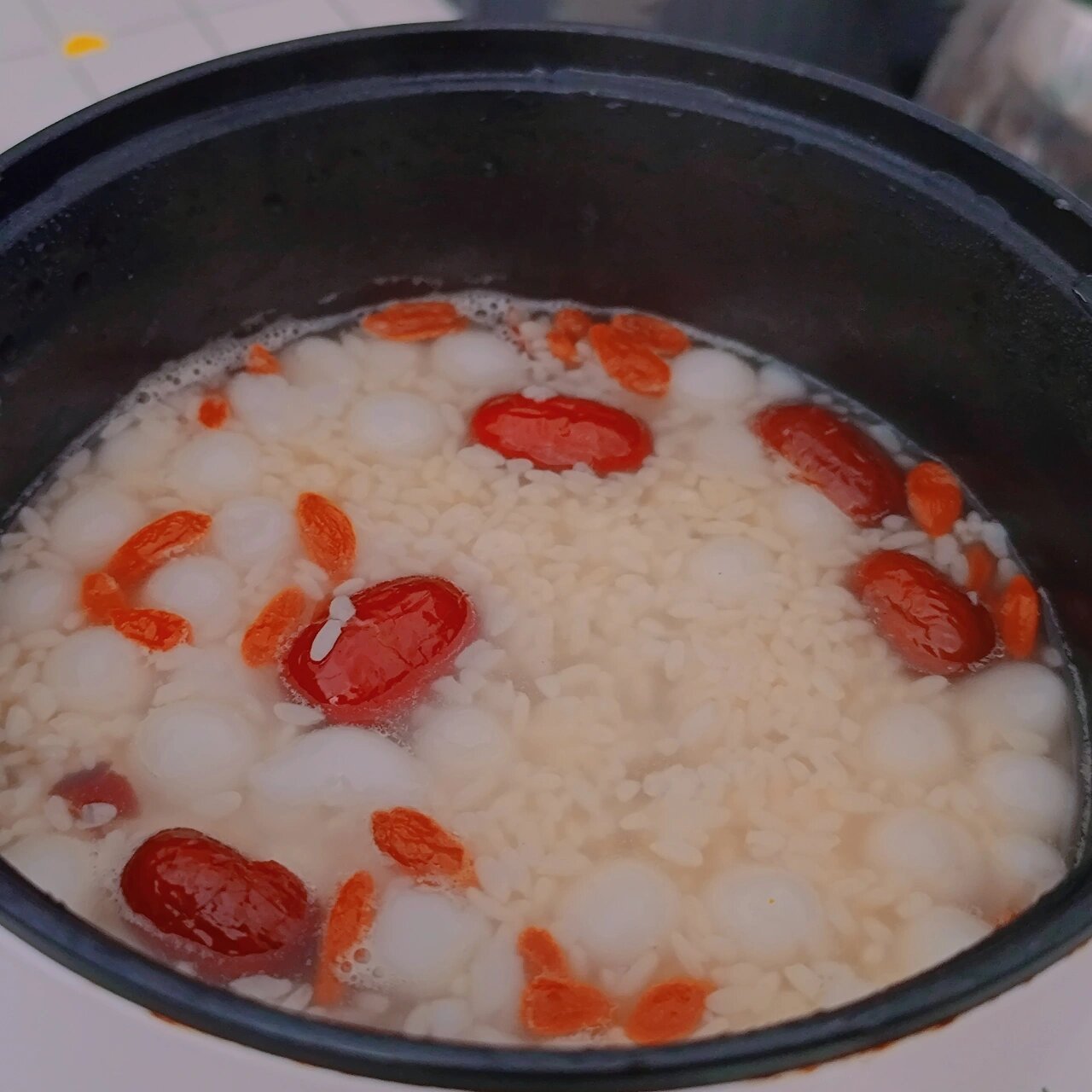 酒酿圆子的功效与作用 酒酿圆子中有少量的酒精, 可以促进血液循环