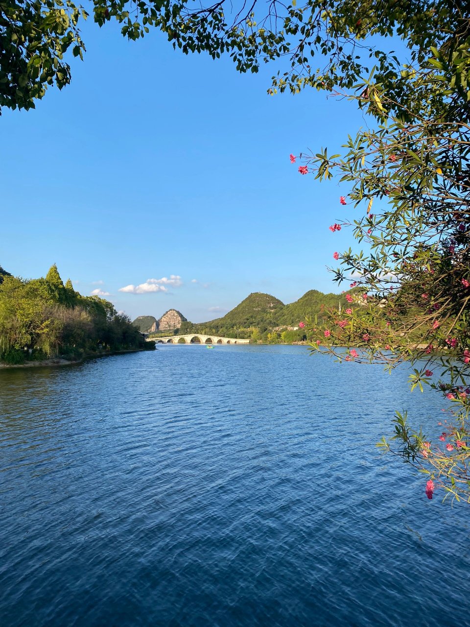 安顺市区宝藏景点:虹山湖公园/虹山公园 虹山公园,又叫虹山湖公园,是