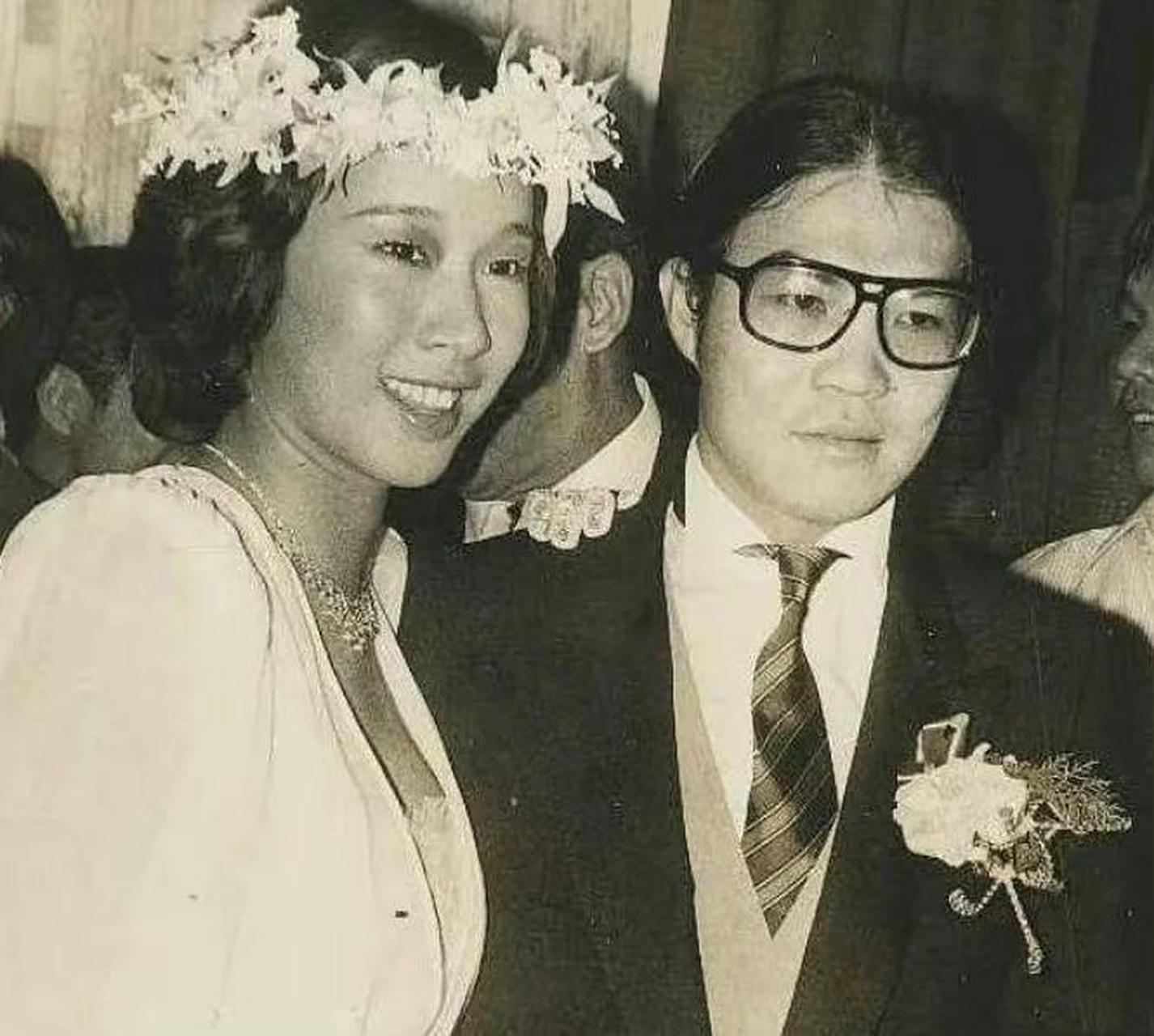 霍启刚的婚礼,朱玲玲作为母亲盛装出席.  记者问霍启刚:你觉得太太漂