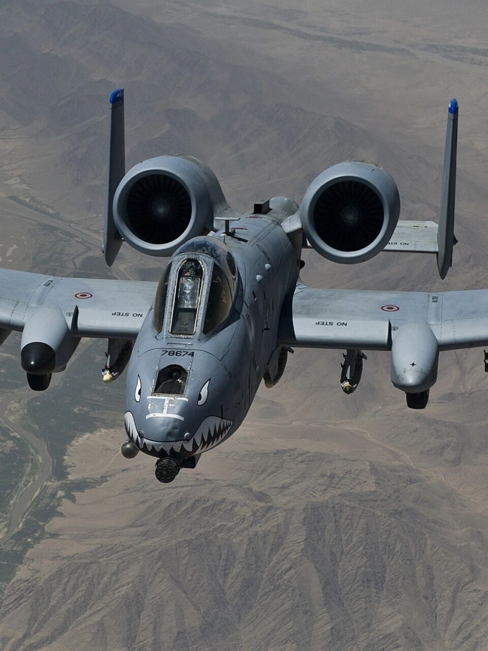 通称:费尔柴尔德a-10"雷电Ⅱ"攻击机),是美国一型单座双引擎攻击机