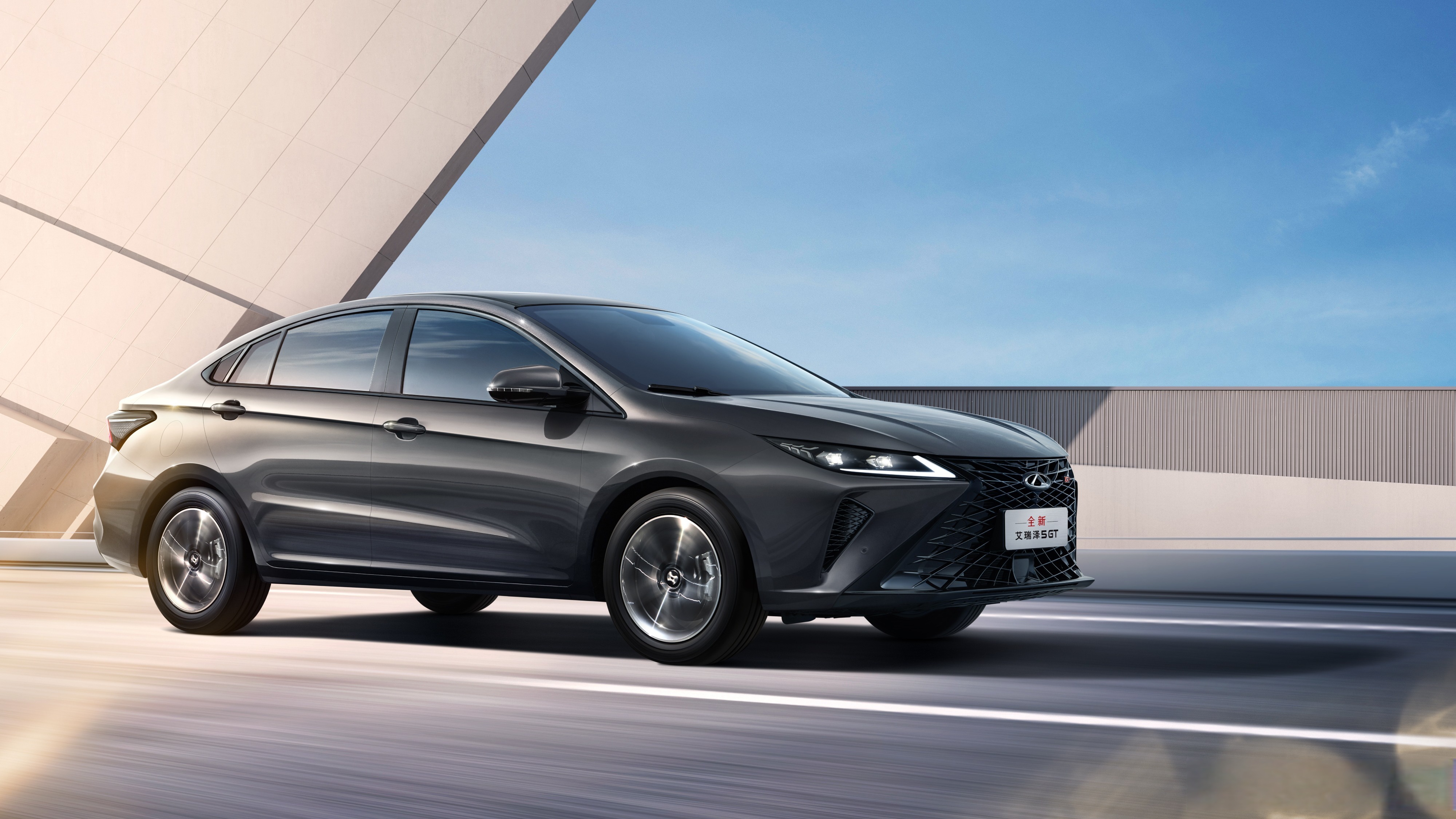 5万级国产家用a级轿车,第4代吉利帝豪 vs 奇瑞艾瑞泽5 vs 荣威i5,哪一