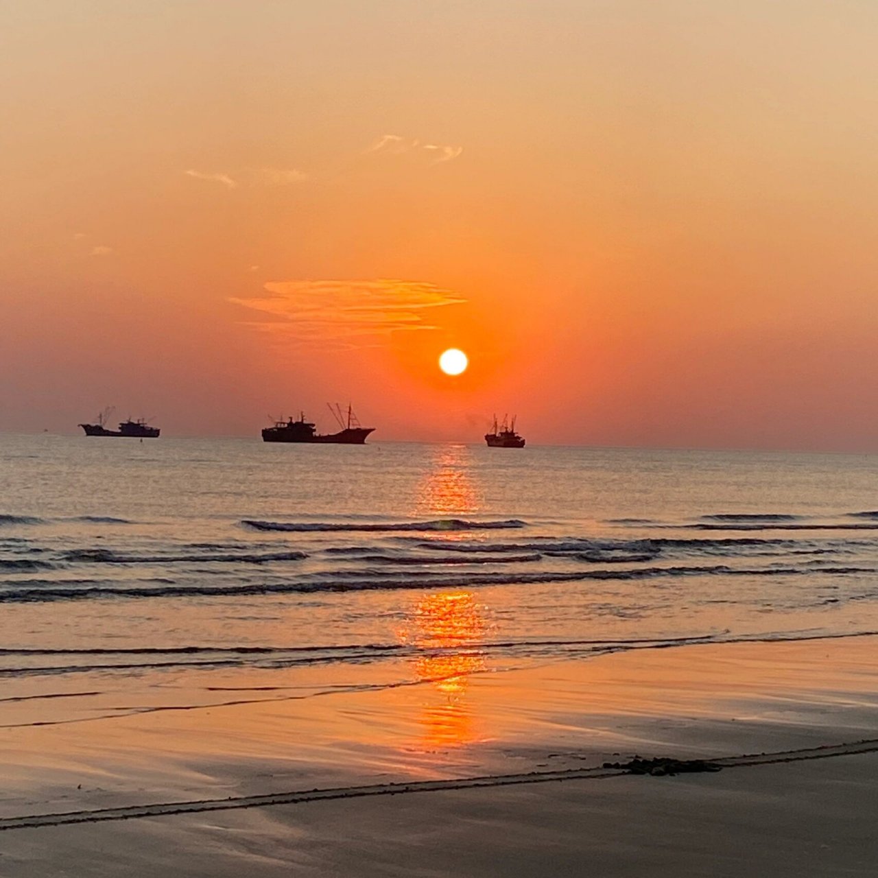 上图是我收集了俩次去大墩海看日落的照片!日落照片都是无滤镜!