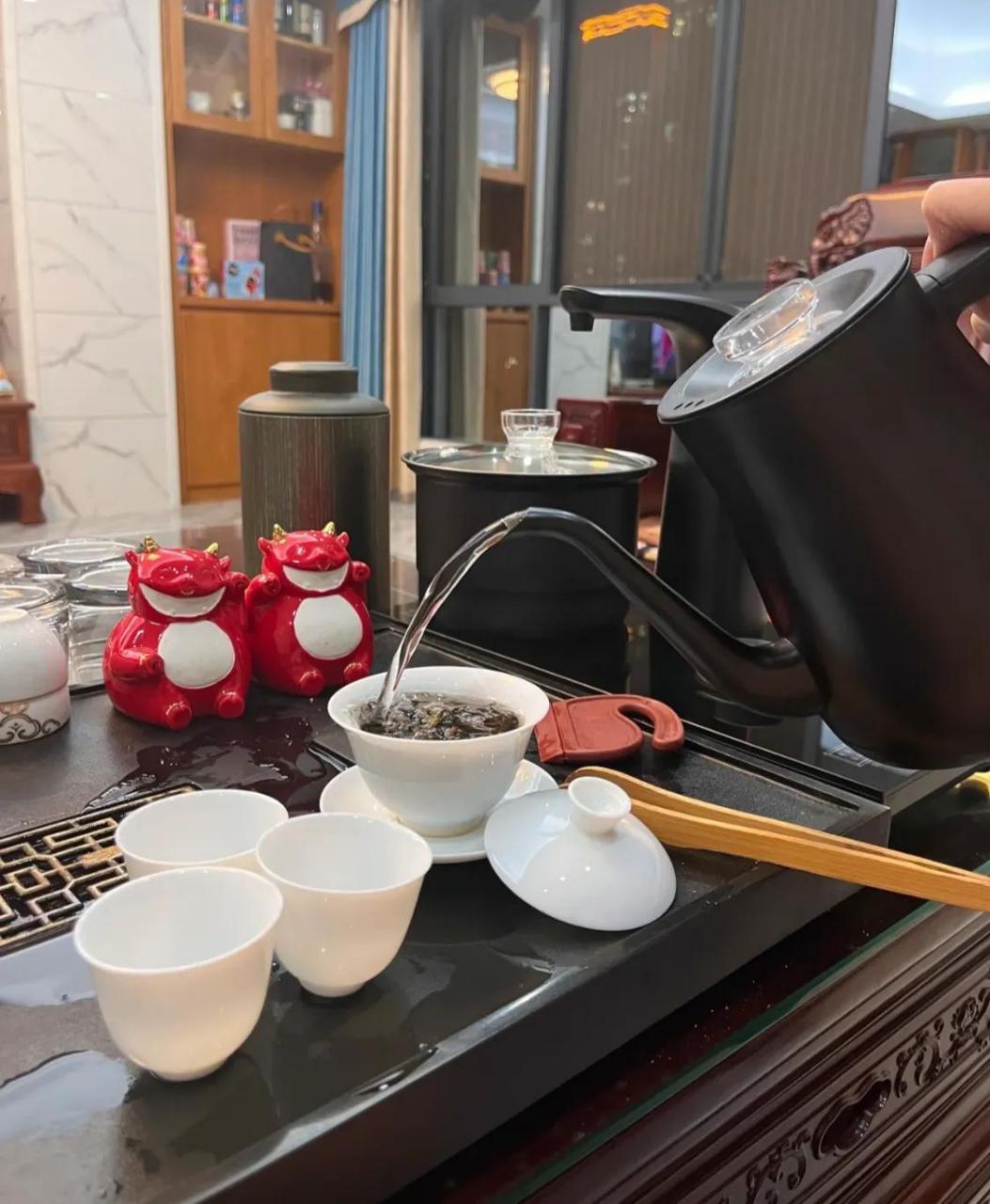 图一,温州老板请吃饭 图二,广东老板请喝茶 图三,湖北老板请洗脚 温州