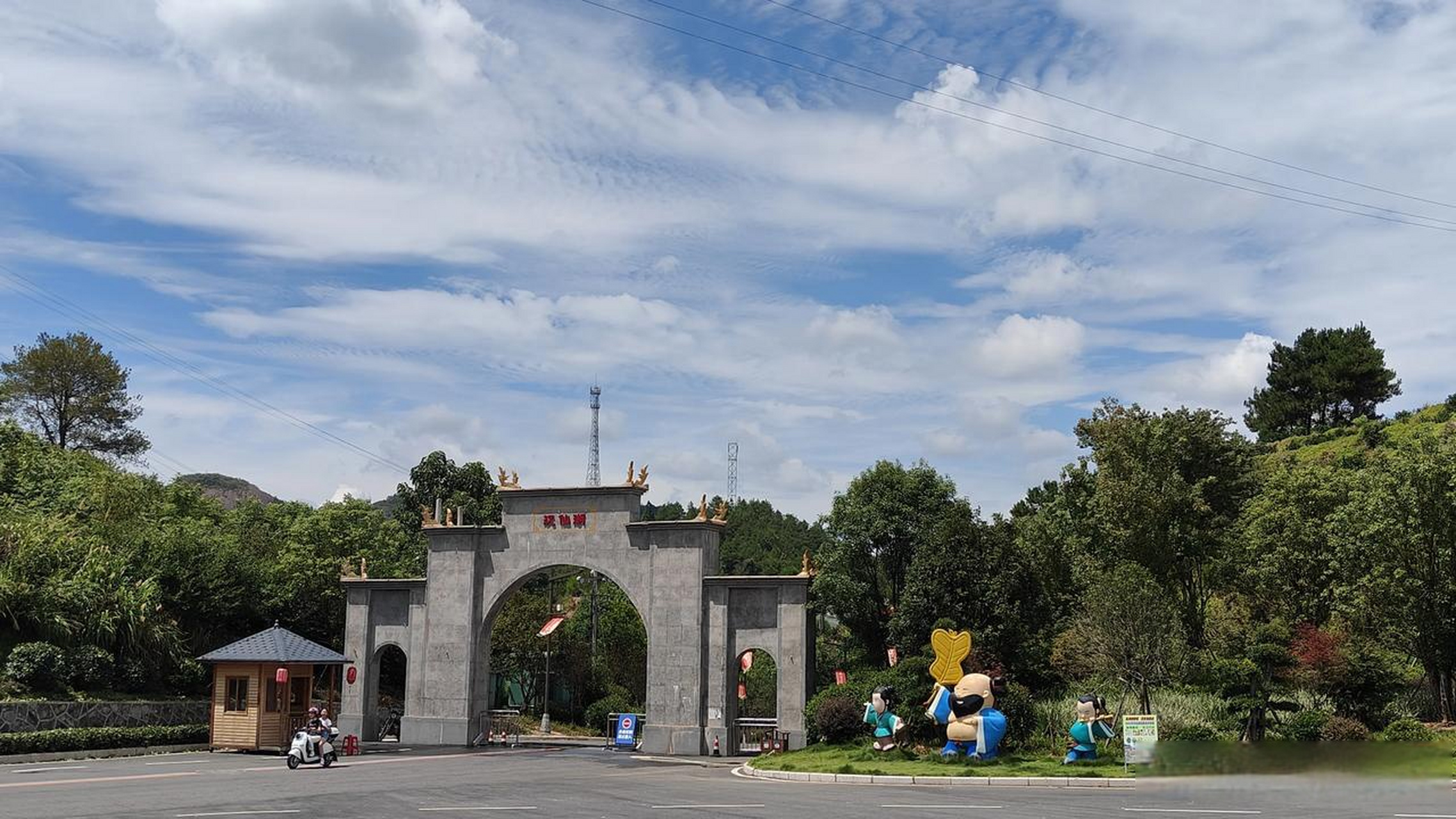 会昌汉仙岩,爬山太热,游湖,吹吹凉风还是不错,全程需要一个多小时.