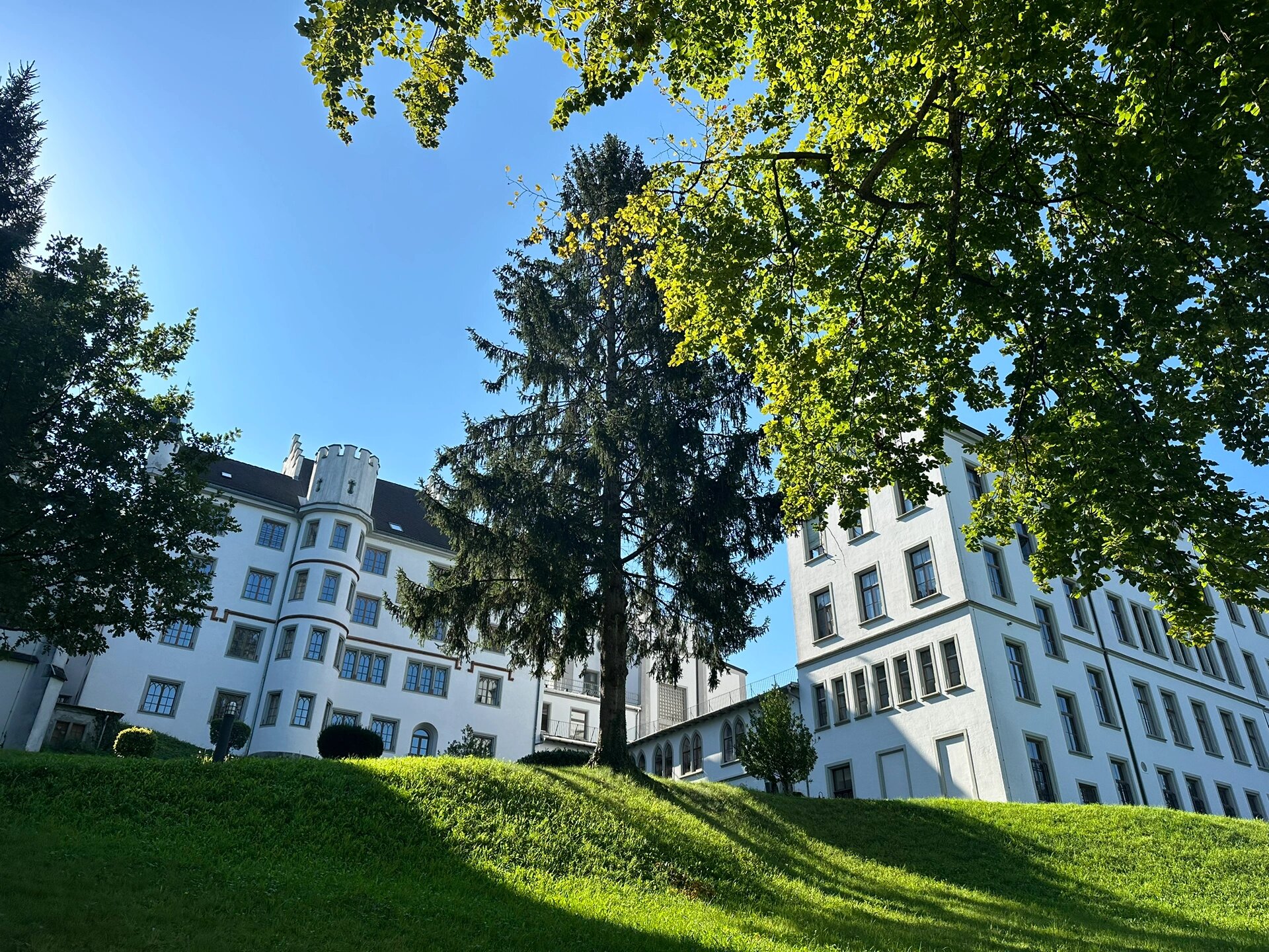 奥地利9695私立双语国际班-圣心学校 今天带niqi小朋友到学校买