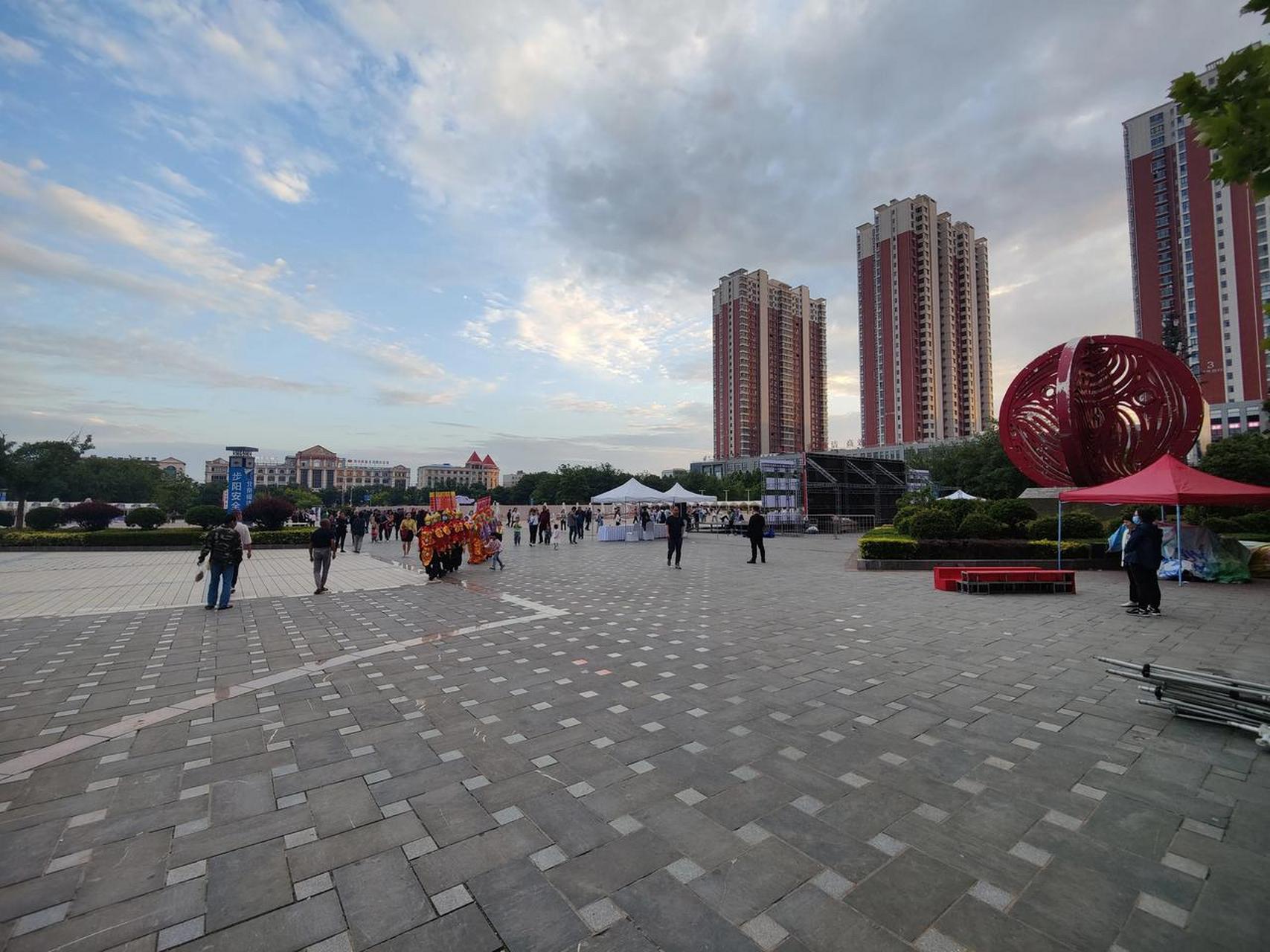 傍晚的渑池cbd. 国诚广场很热闹.