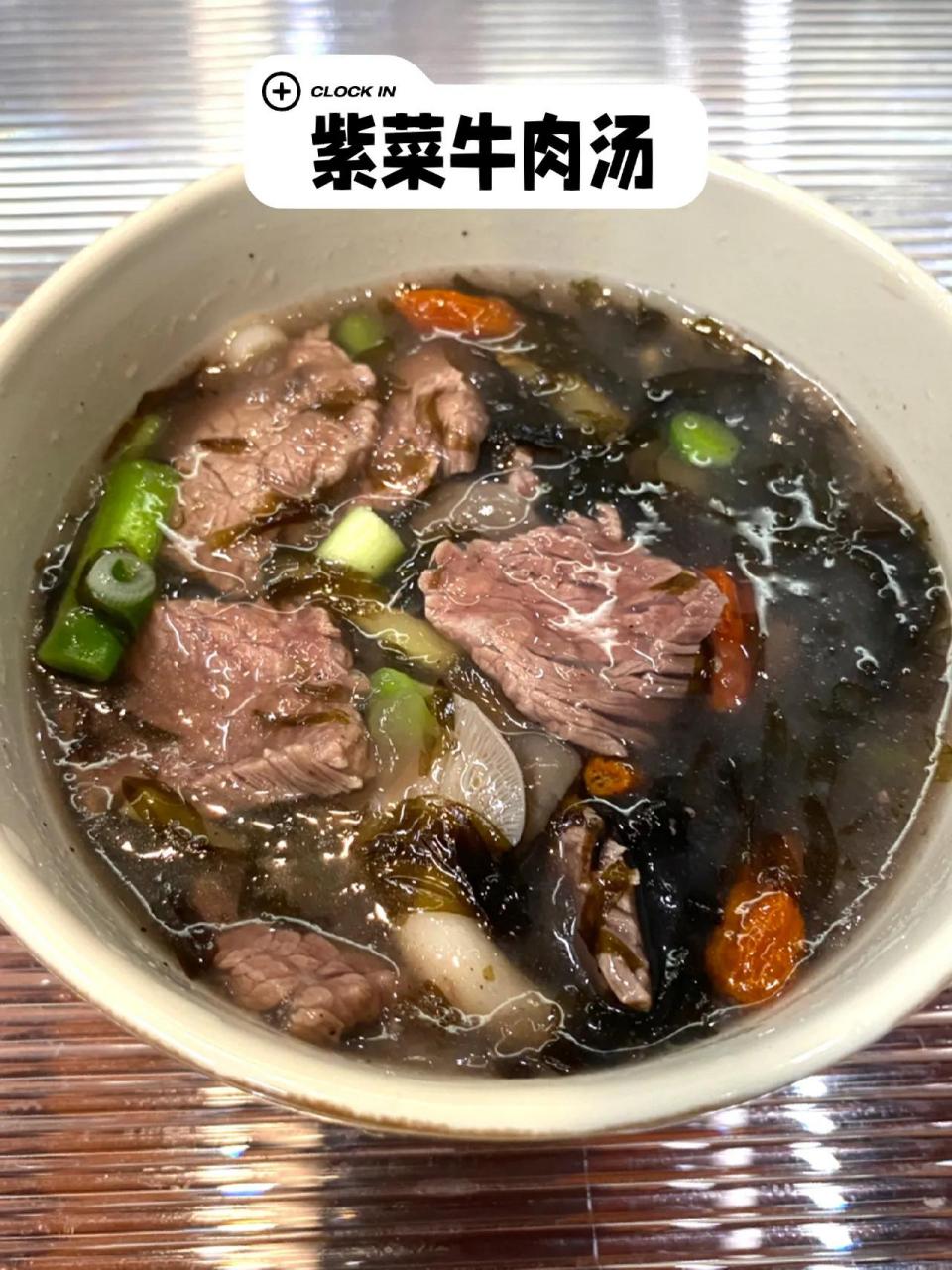 紫菜肉片湯~ 這樣做出來的湯汁很鮮,肉片一點也 不柴~ 食材