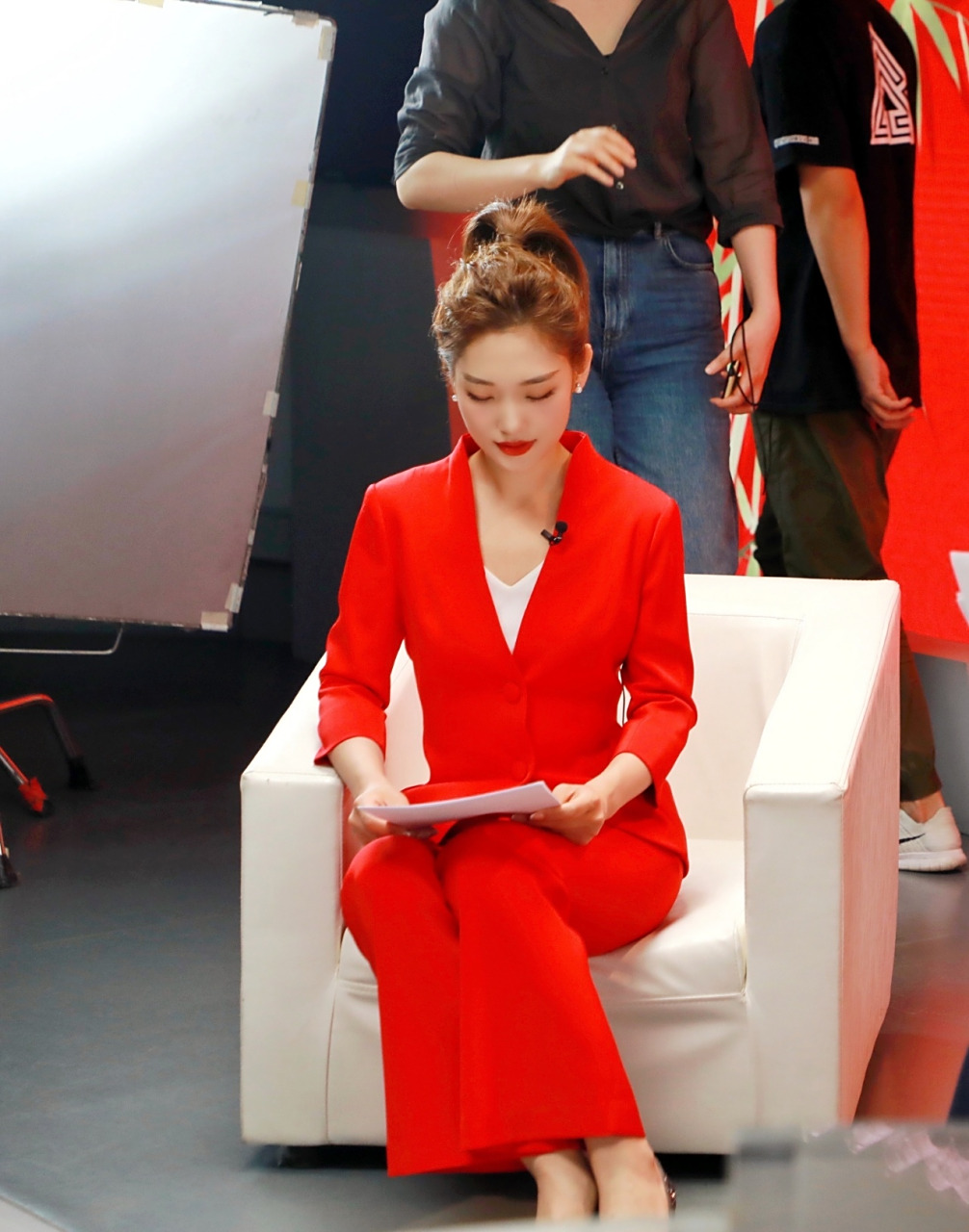 cctv6《电影频道》主持人蓝羽 简单的 红色套装, 颜色超正,更衬肤色