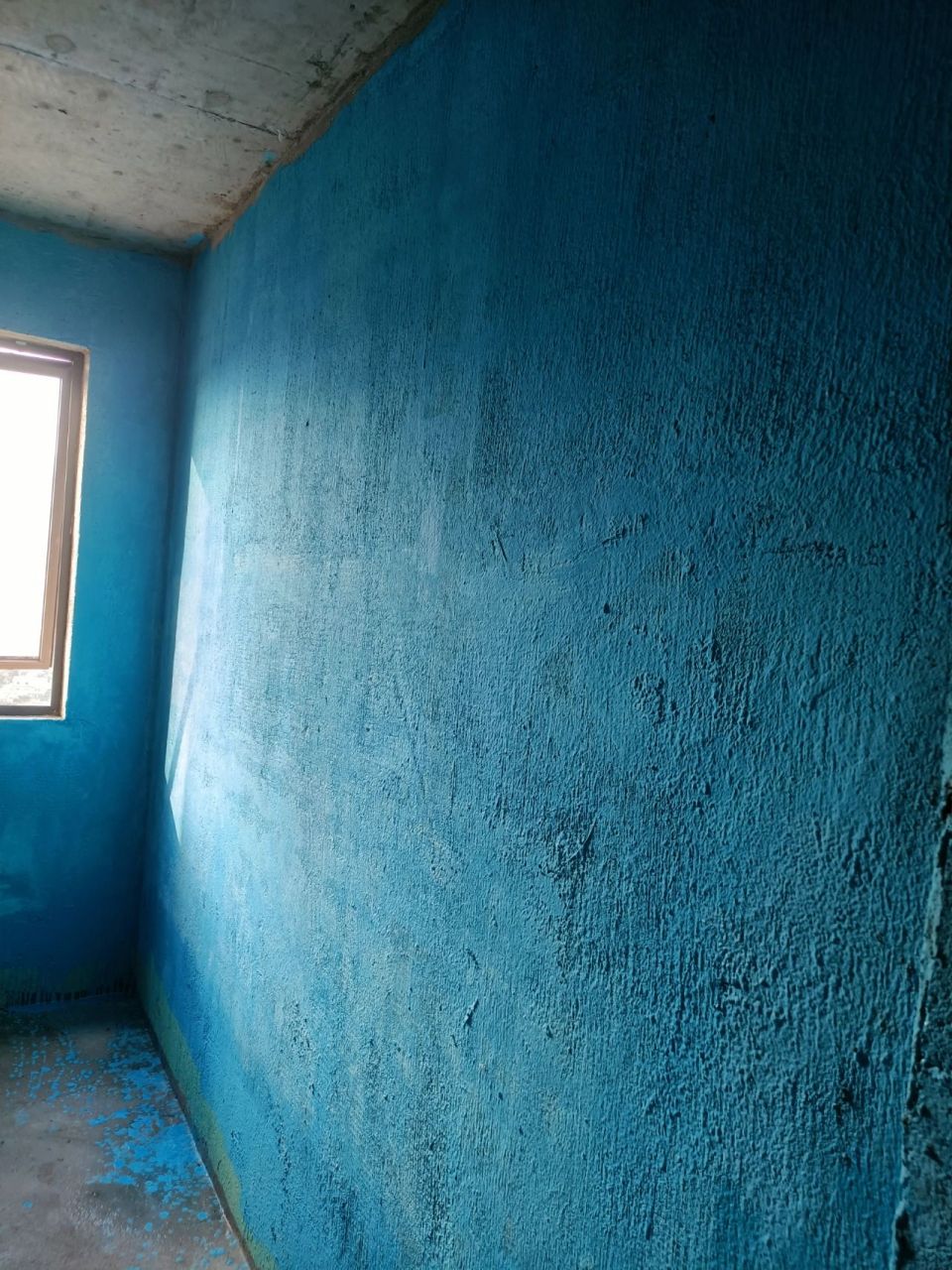 厕所墙面刷了刚性防水以后拉毛.