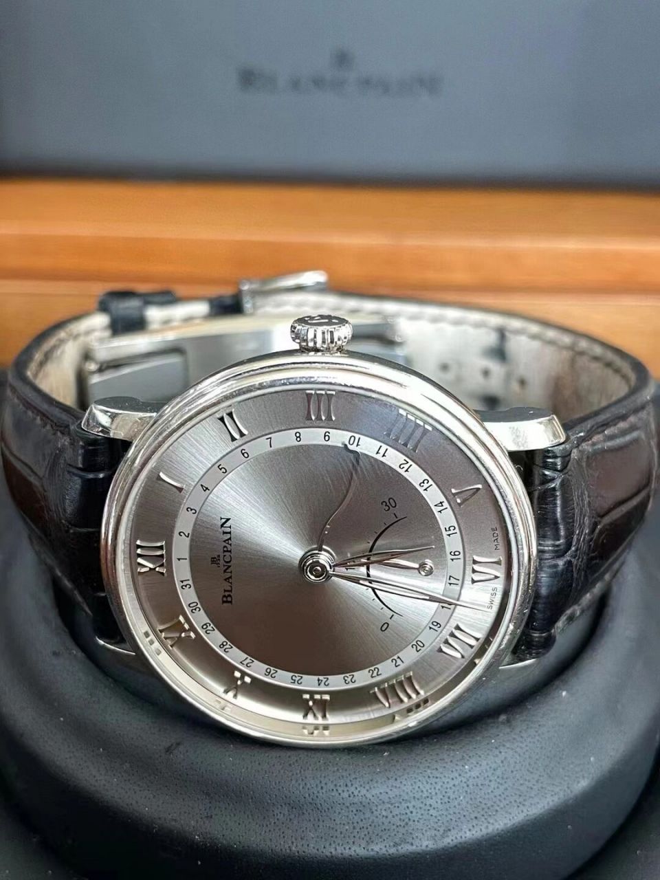 呈现时间之美 [期待][期待]宝珀经典系列 6653-1504-55b采用了白金