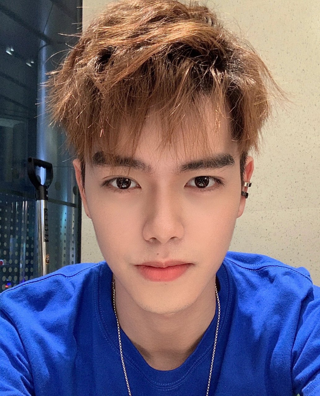 男生长相真的不要太秀气04 本来昨天精心打扮了觉得自己很好看 然后