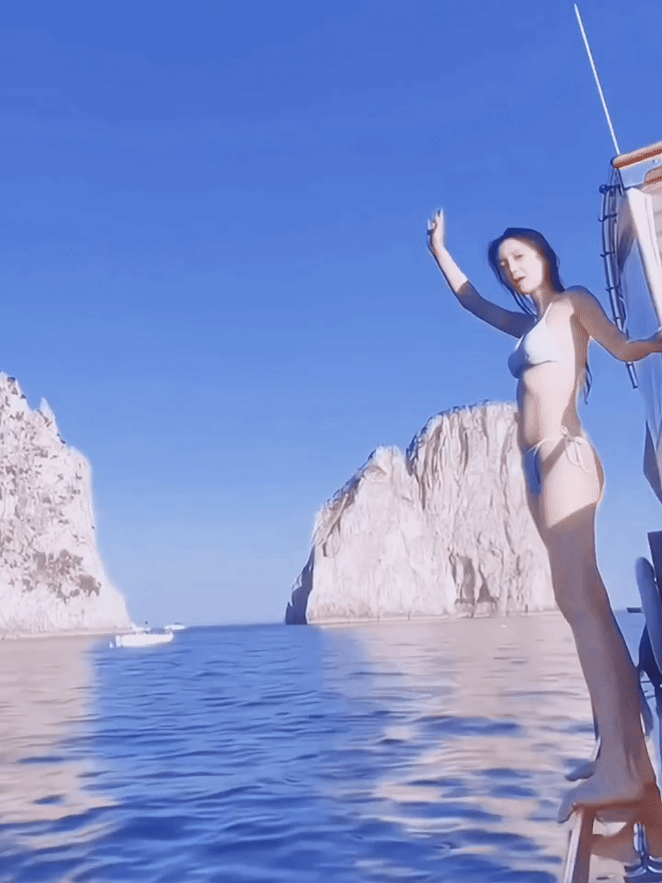 angelababy穿比基尼跳海,感觉baby穿比基尼身材有点平,和活动期间的她