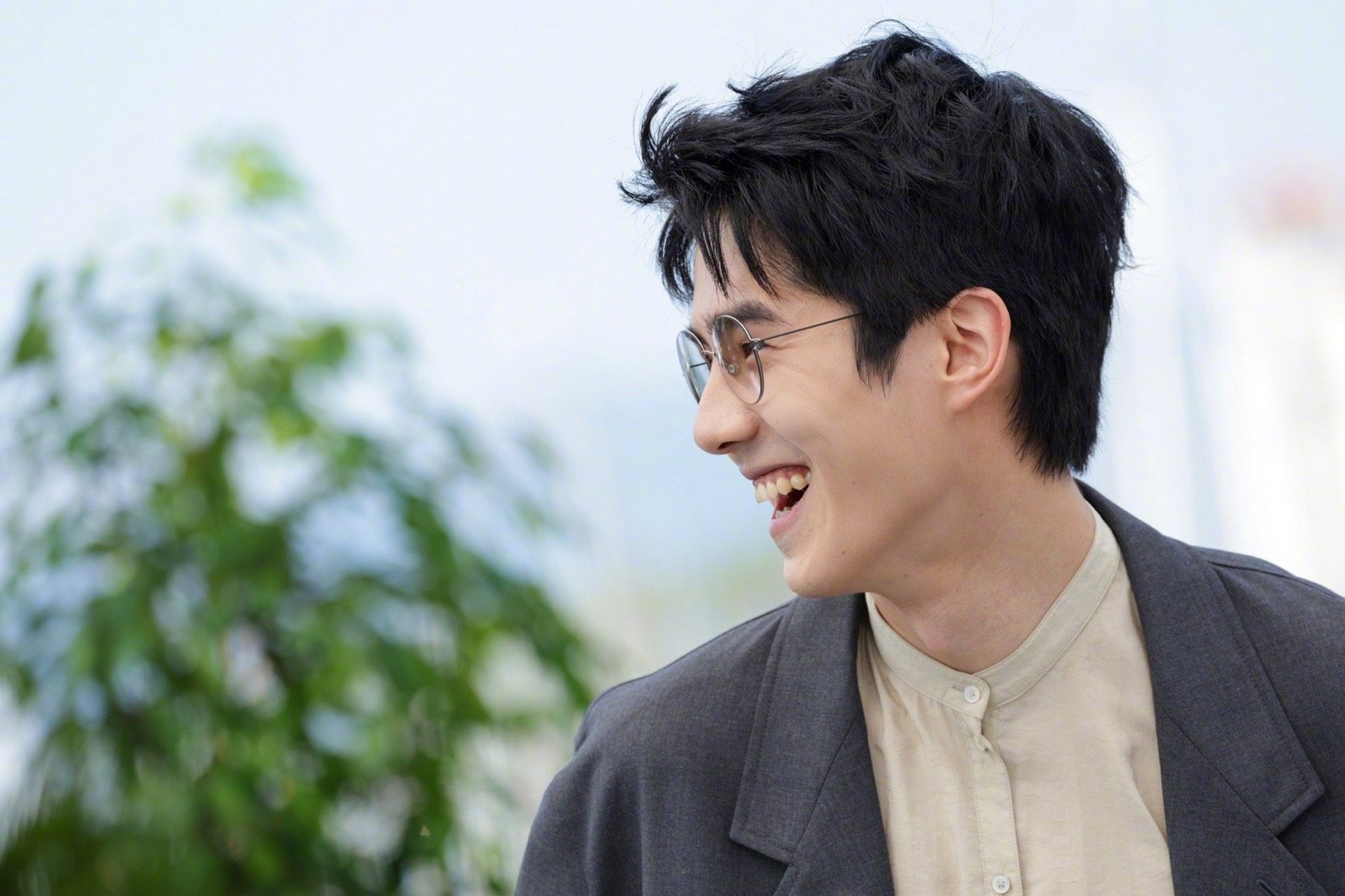 刘昊然圆框眼镜造型# 刘昊然《燃冬》剧组#戛纳电影节#photocall