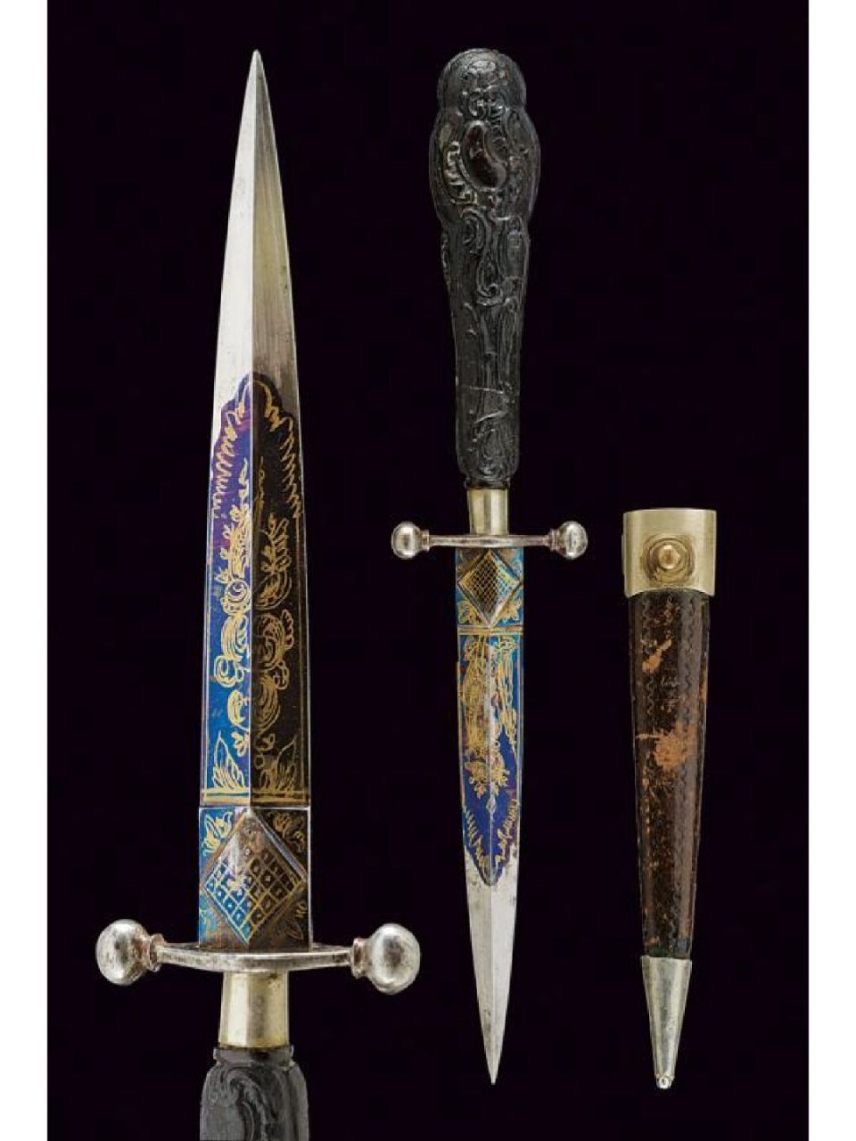 金色雕刻和蓝色刀刃的华丽匕首,欧洲,1700年. 切尔尼国际收藏.