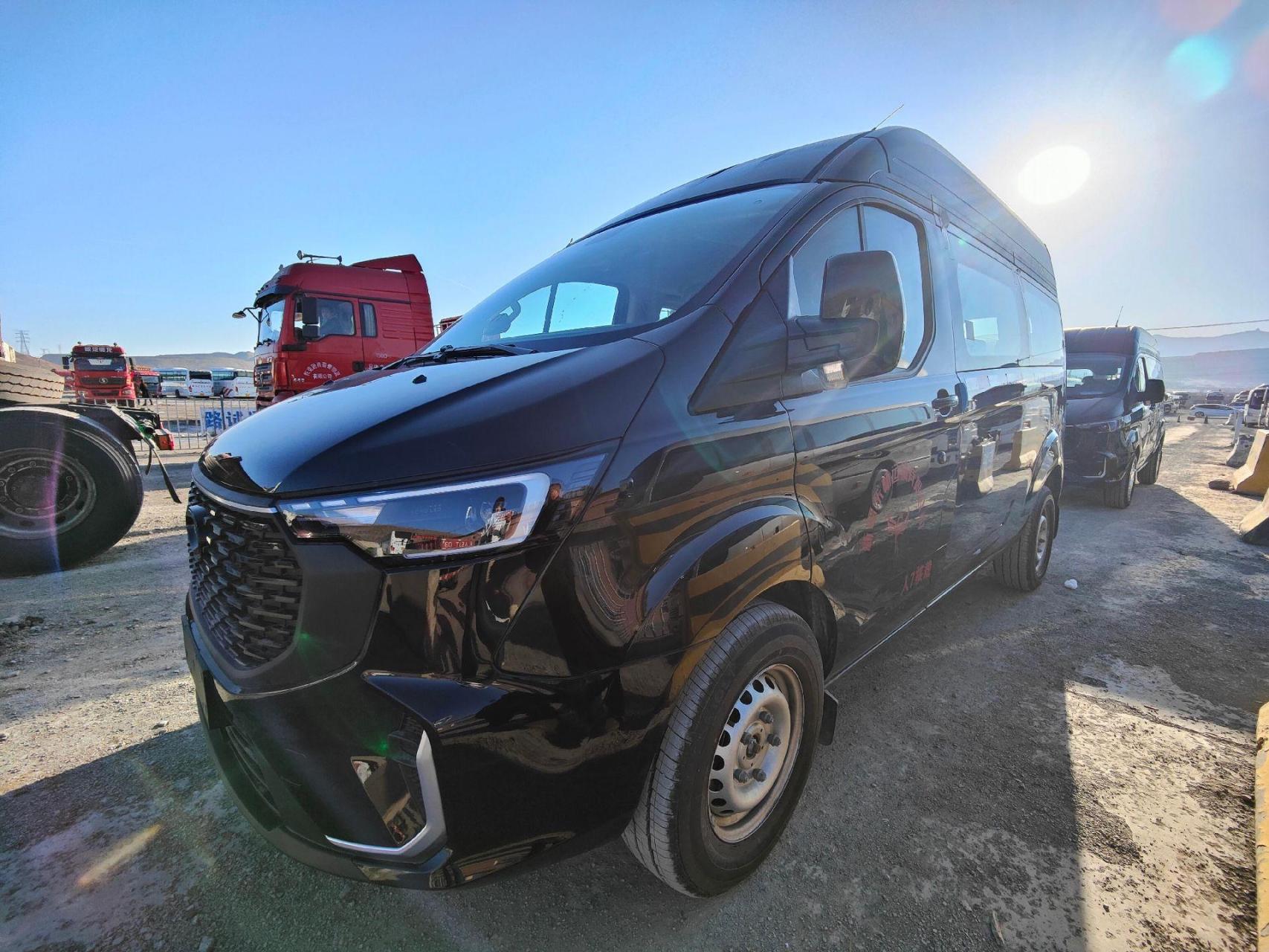 作为现款新世代全顺pro系列新增车款,本次上市车型提供中轴中高顶和