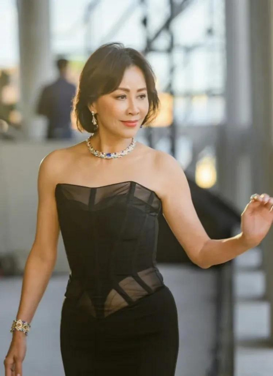 看嘉玲姐紧致身材,光滑肌肤还有骨子里的舒展自信.