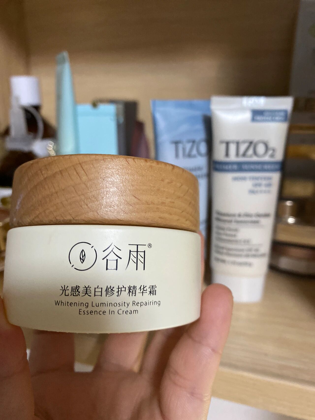 第二天使用百莲凯l4美白淡斑精华 今天是第二天按百莲凯护肤老师方法