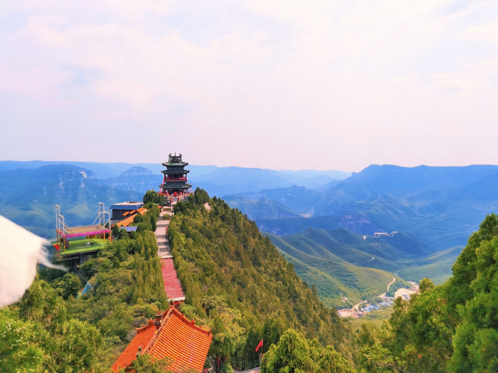 主峰海拔973米,珏山风景素以险峻,雄奇驰名,古有"晋魏河山第一奇"之