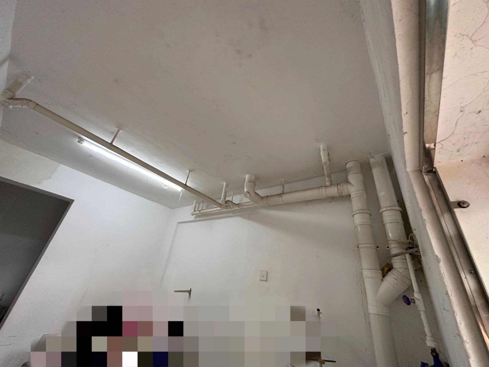 图一是二楼自己卫生间拍的楼上水管, 图二是自己二楼人家楼下车颗拍