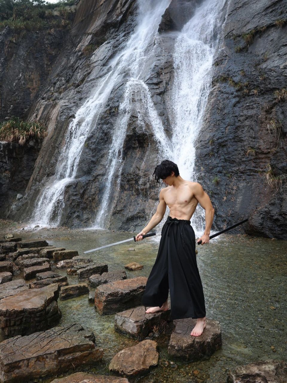 男生写真,瀑布下的肌肉帅哥写真!腹肌男孩     模特.