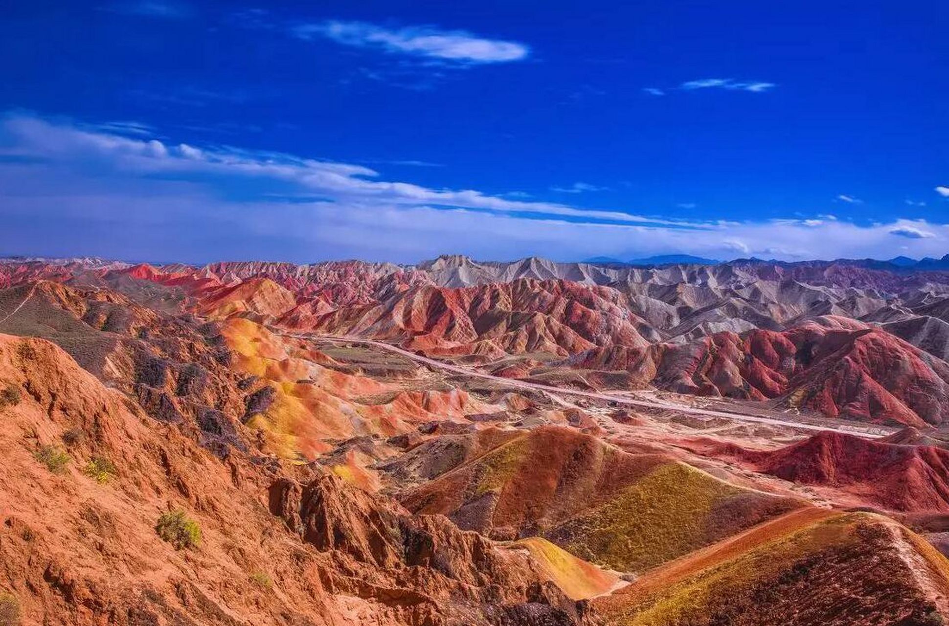 今天我要向大家推荐一个绝美的旅行目的地——大柴旦五彩丹霞山!