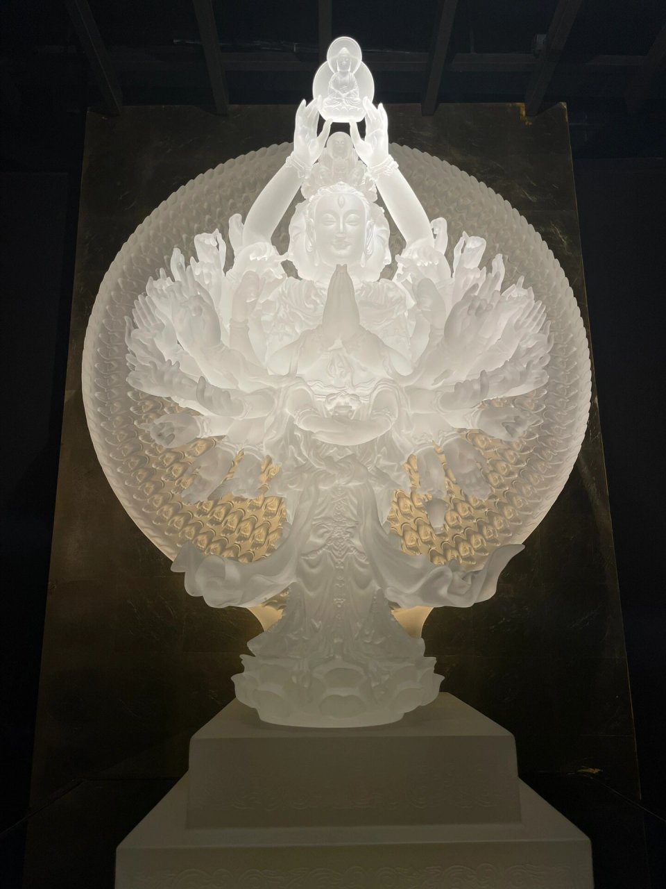 展出了杨惠姗的琉璃艺术品,第一次见佛,观音做的琉璃作品,很多褂谮