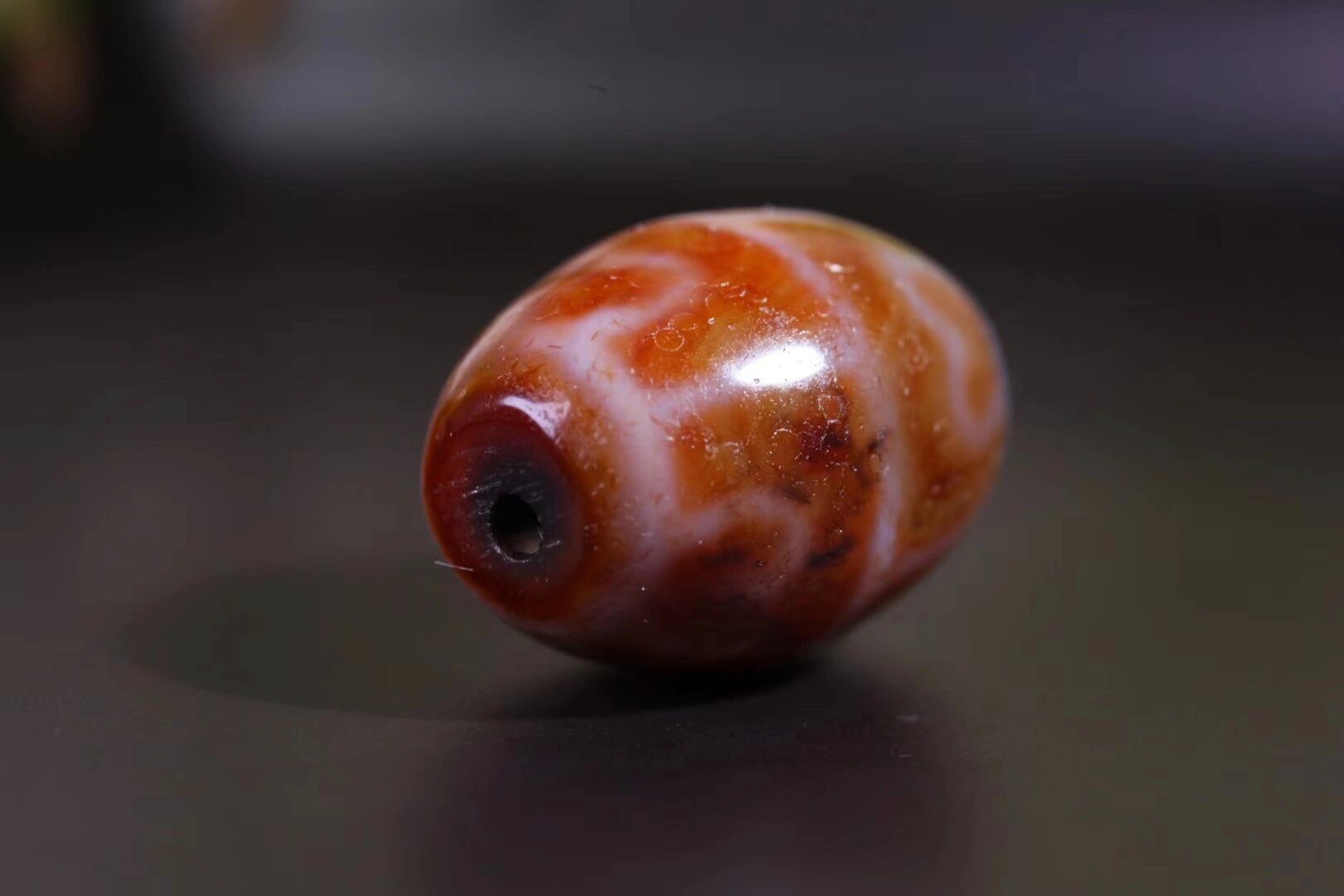 莲花达洛天珠 红肉细腻,肉质紧实,包浆油润,镶蚀清晰.