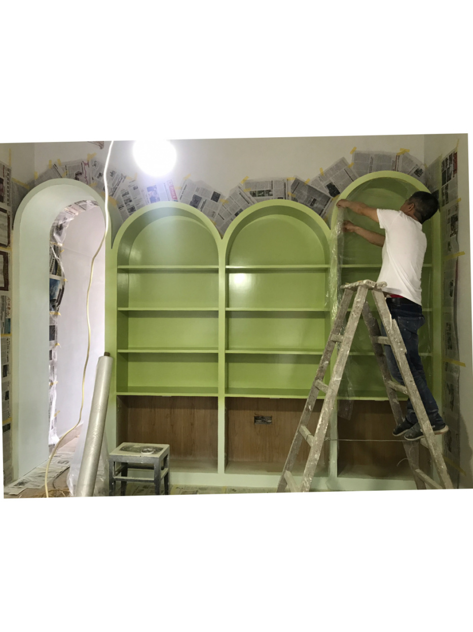 柜子上油漆调色—牛油果绿 今天上午跟油漆工两个人在用绿色,黄色色浆