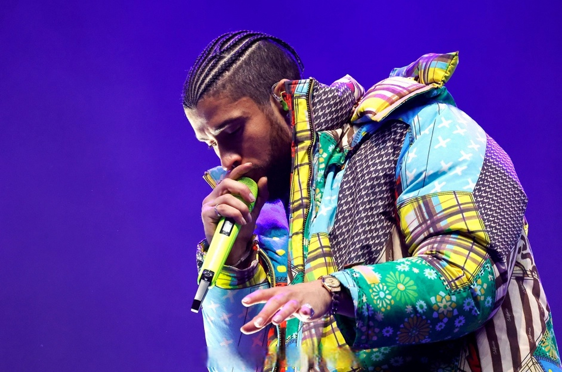 据billboard报道,全球巨星bad bunny凭借最新单曲《where she goes》