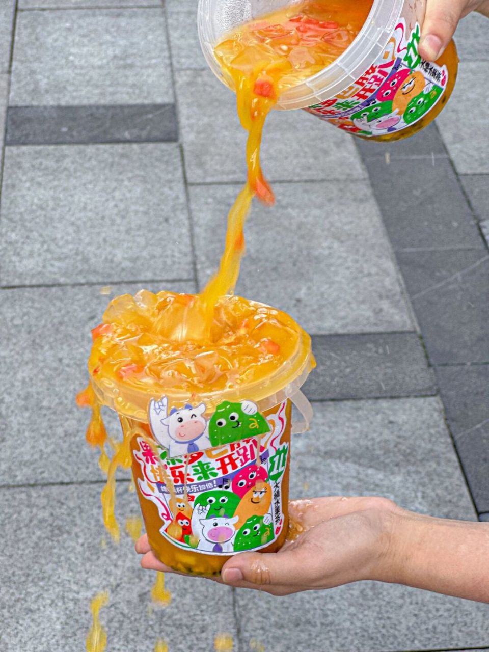 98现点现做的大桶水果茶,都能看见里面的新鲜水果,大块的西瓜91