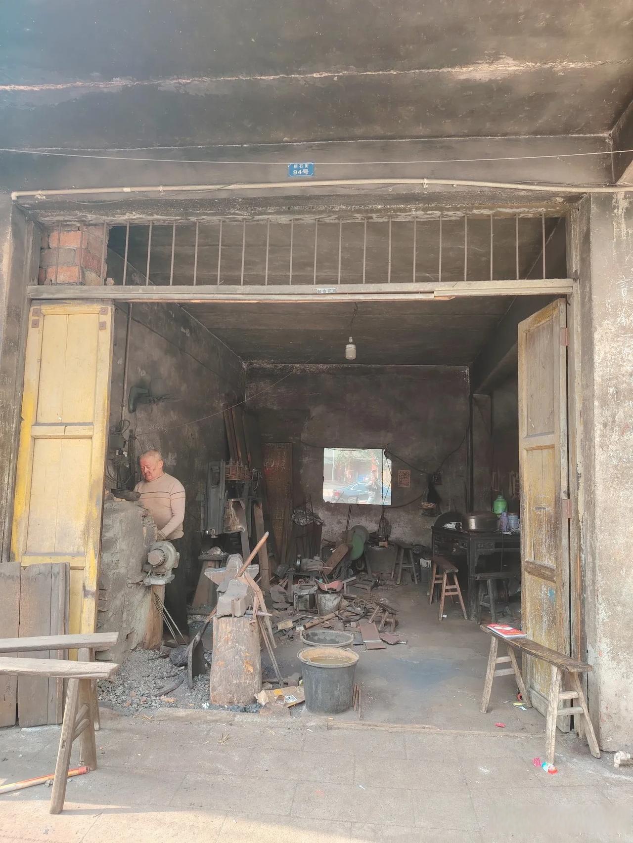 自贡市贡井区五宝镇朝石街铁匠铺,既是一个时代的见证,更是一种文化