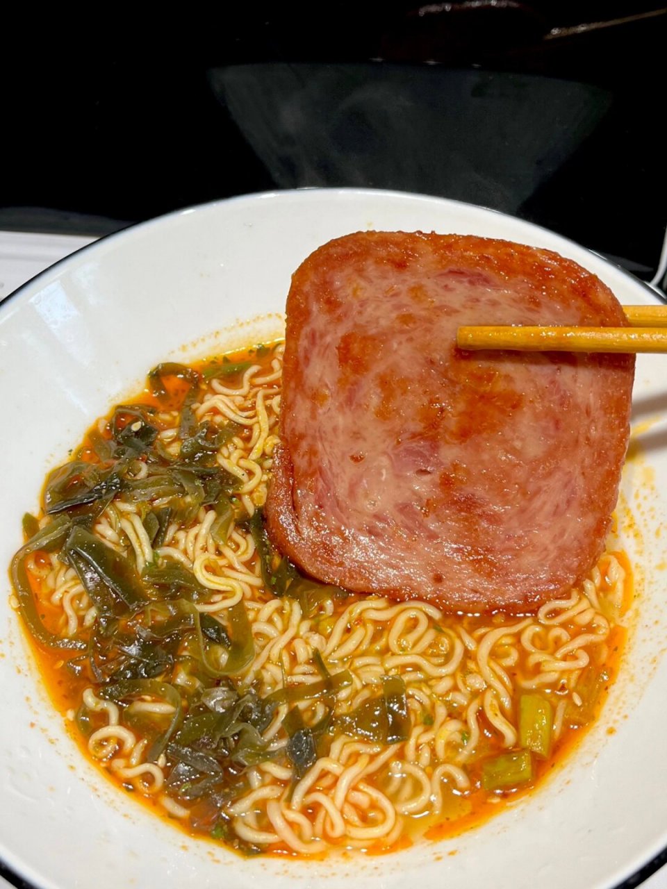 原来午餐肉77泡面真的是绝配! 咬一口基本全是肉肉,一口一个满足!