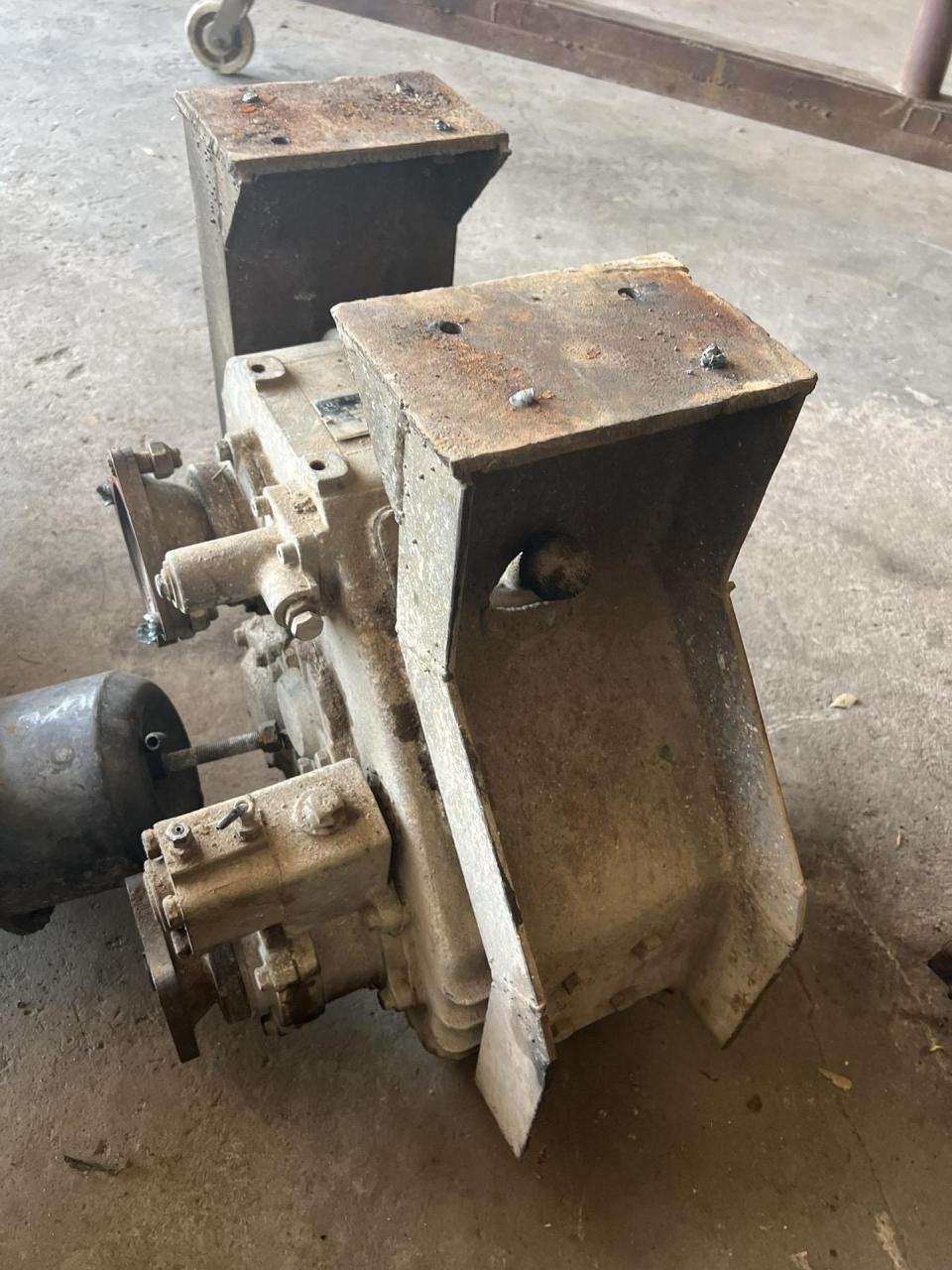 拆车件,3533连盛分动箱一个,5档连体箱一个,153缩短桥两根