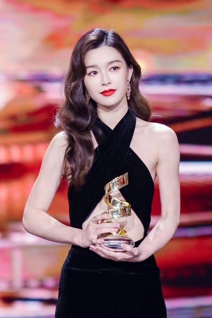 文咏珊# 恭喜janiceman文咏珊 获#微博电影之夜# 年度突破演员!