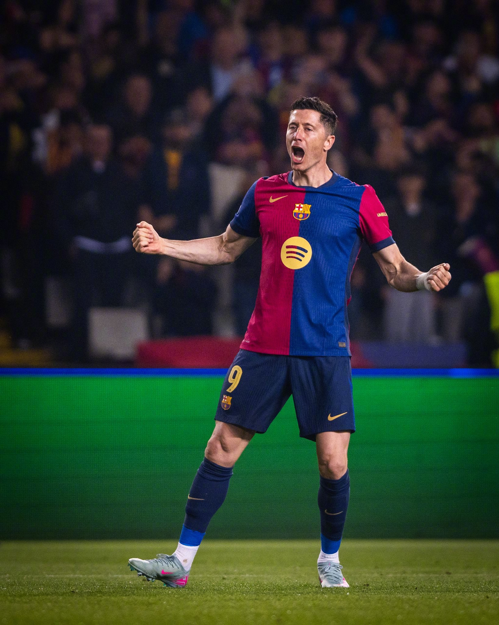 弗利克的球巴萨三叉戟头像莱万球衣巴萨背面