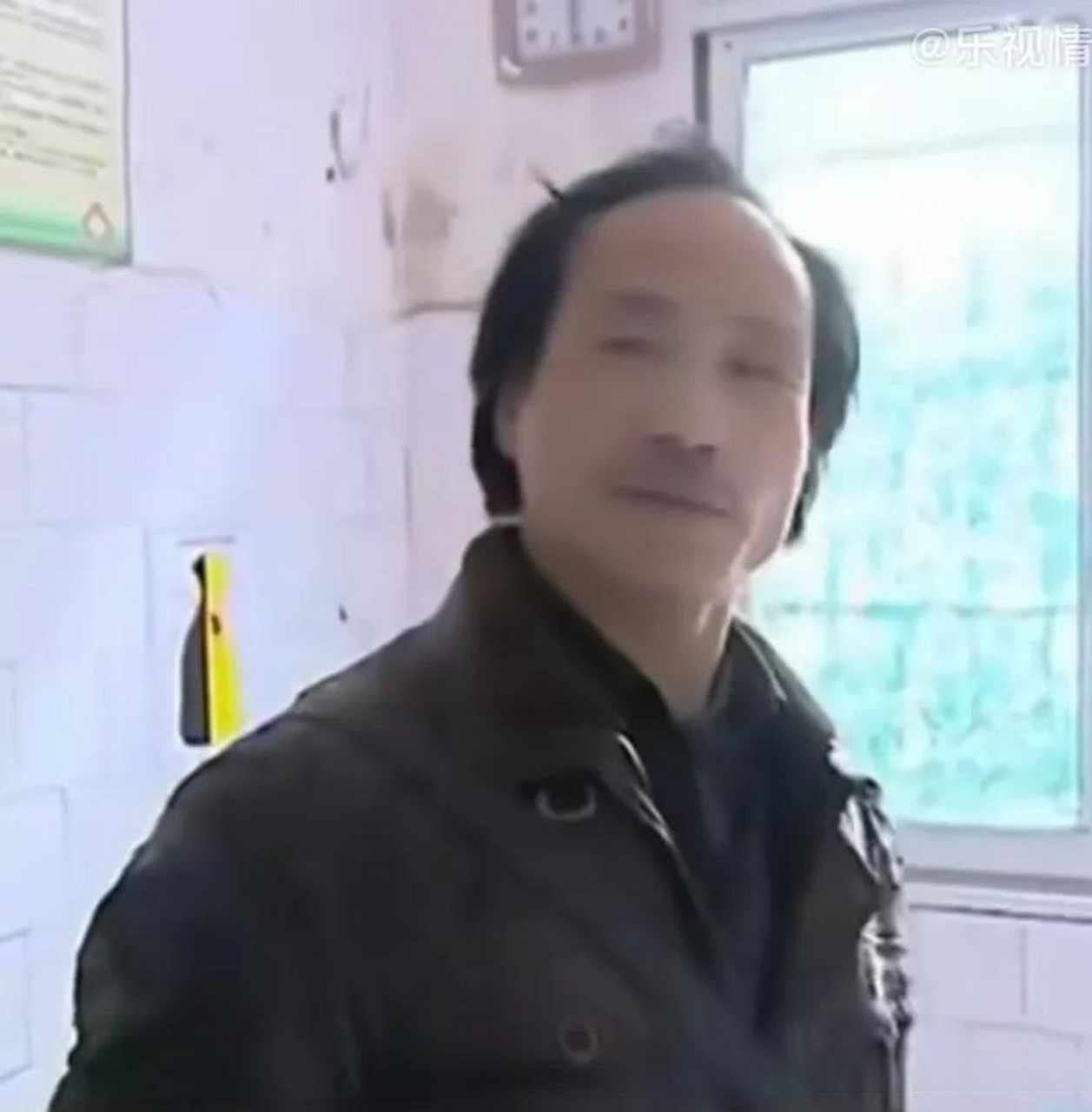 40岁女子,净身出户离异6年,儿子跟着她,女子没要过前夫一分钱,这天,她