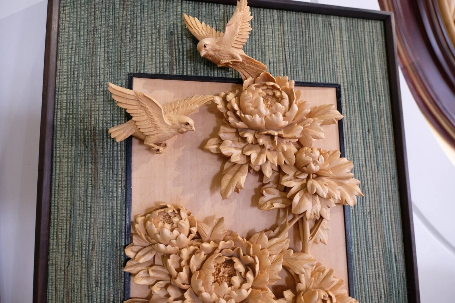 牡丹花叶层叠,雍容华贵,引两雀鸟驻足痴望,更添生机情趣.