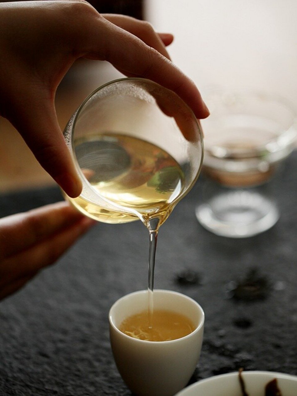 10句适合发朋友圈的喝茶文案! 1.师如茶,初尝无味,久润人心. · 2.