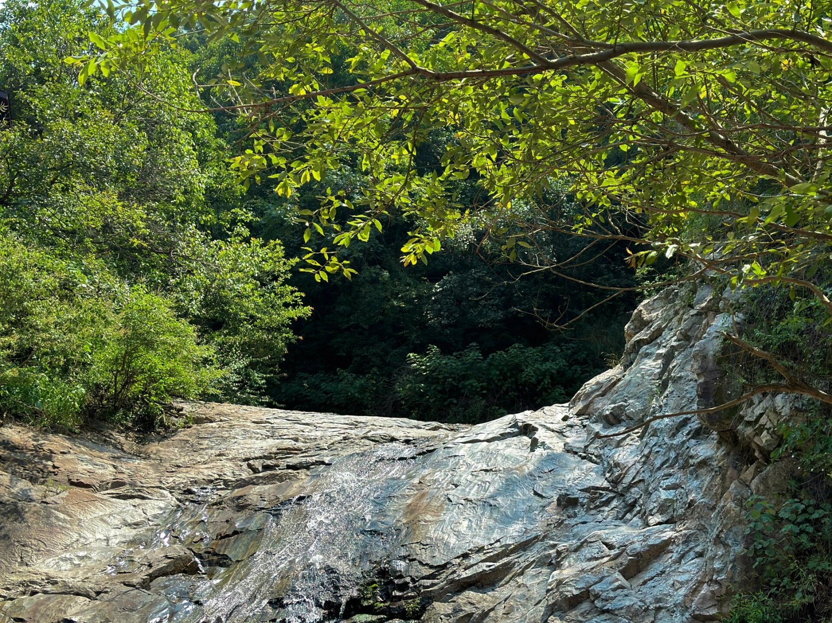 漯河周边「竹沟彩云谷」 是一个非常小的景点,我们去的时候没什么人.