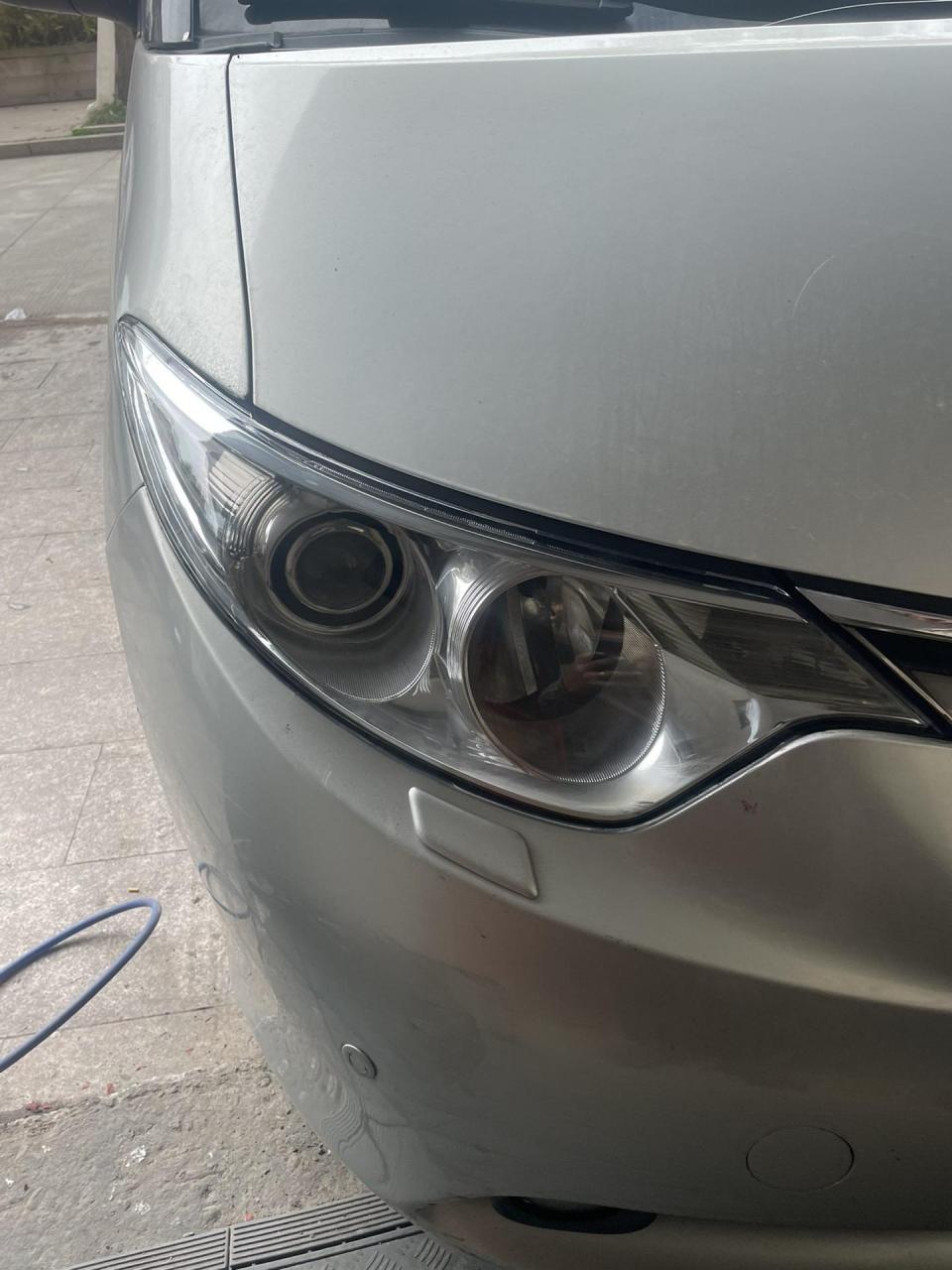 丰田大霸王大灯老化发黄,更换新灯罩.