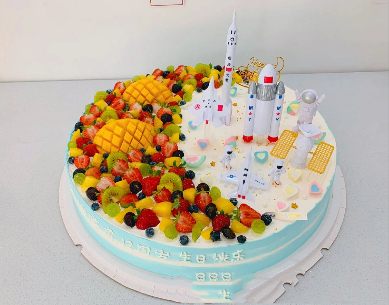 24寸超大生日蛋糕 送学校里的,这是家长第二次定了,还买了50个水果杯