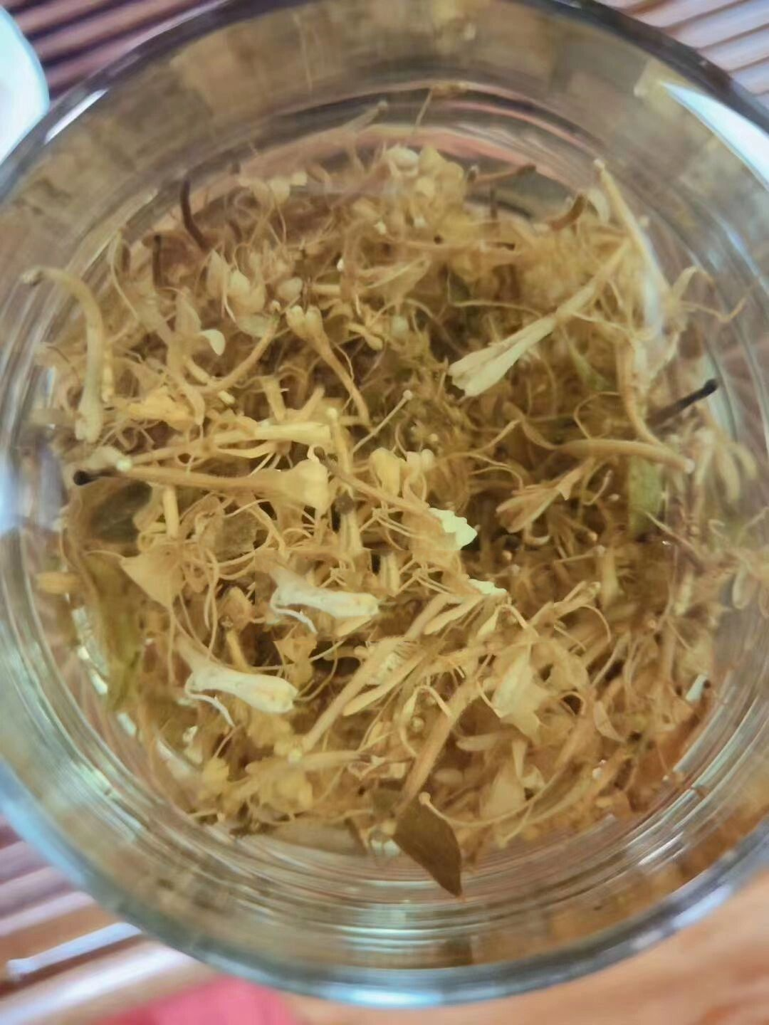 天气热少不野生金银花泡水喝,小孩长痱子用金银花水泡澡等功能多多,野