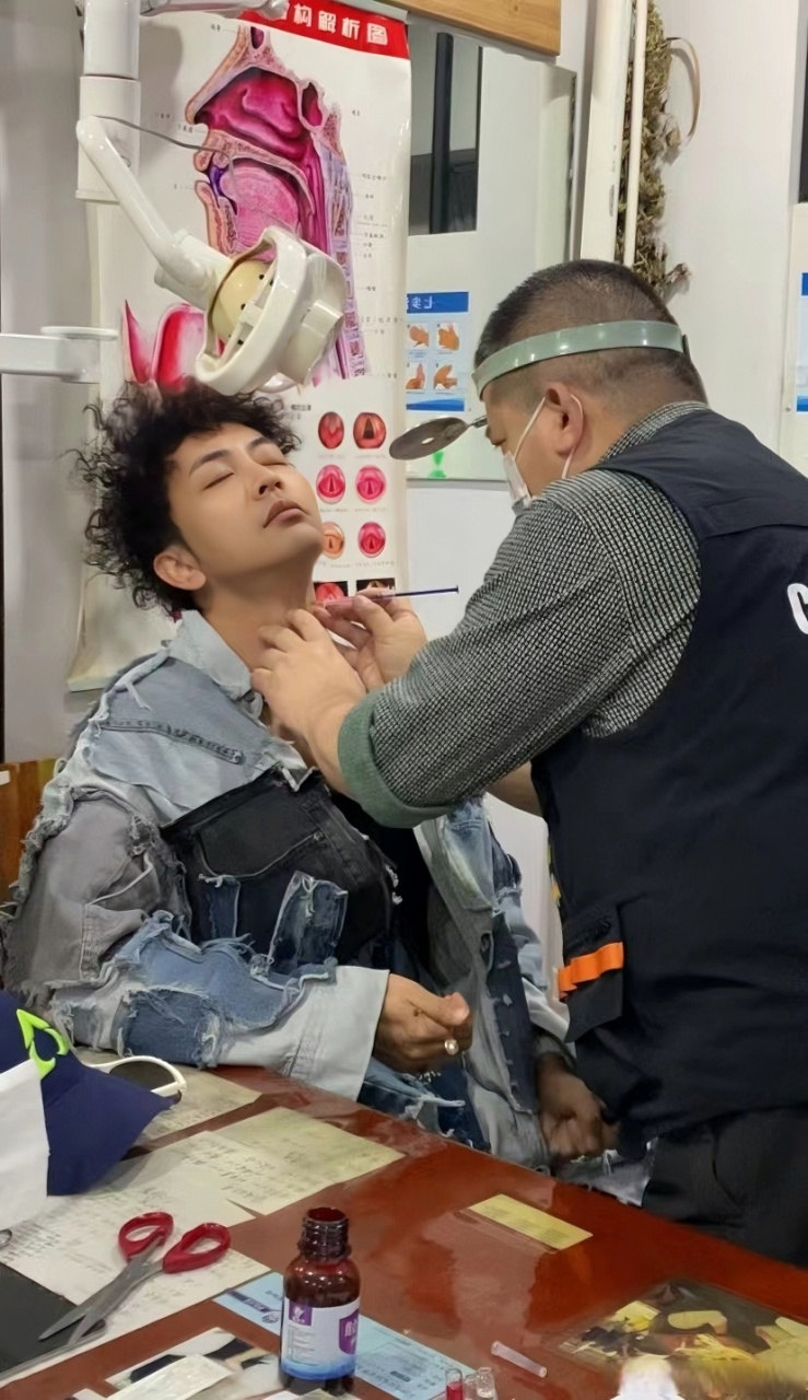 封闭的了我的嗓子 封闭不了我的胃 今晚长沙逮到老梁的话请你嗦粉