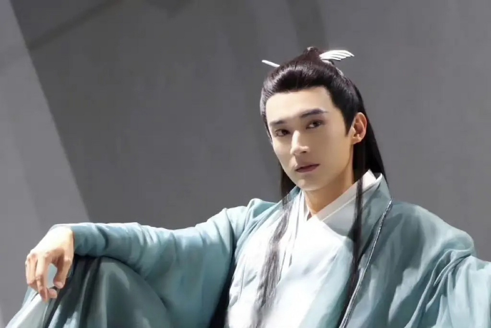 刘学义的古装披发真的好亮眼,一个为古装而生的男演员一枚[舔屏]战损