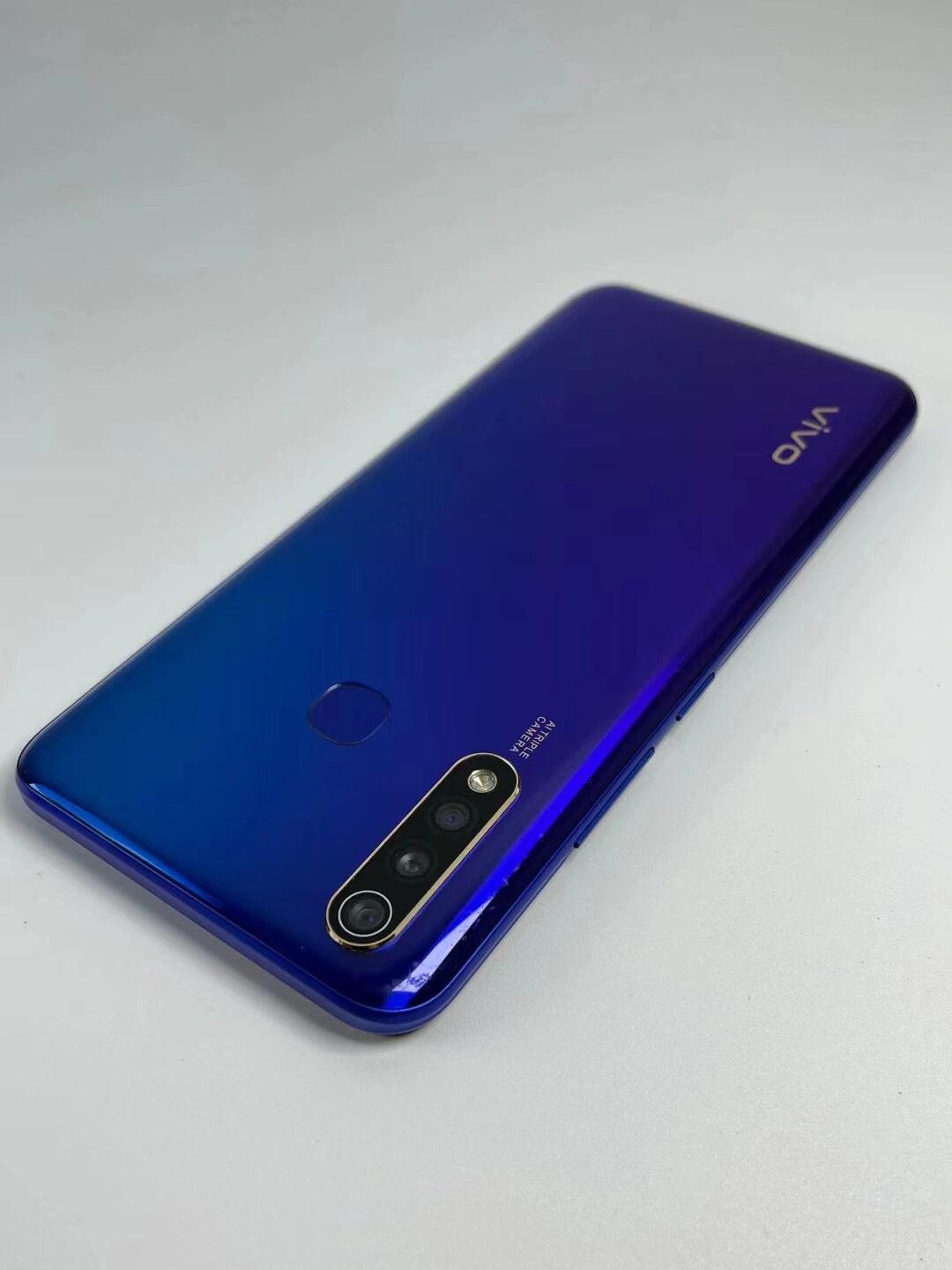 vivo y5s 晶石蓝 6 128g 外观成色不错 vivo y5s 晶石蓝 6 128g 外观